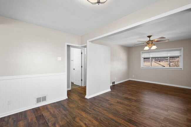 Foto del edificio - Beautiful 2 bedroom home in Port Vue available August 15!