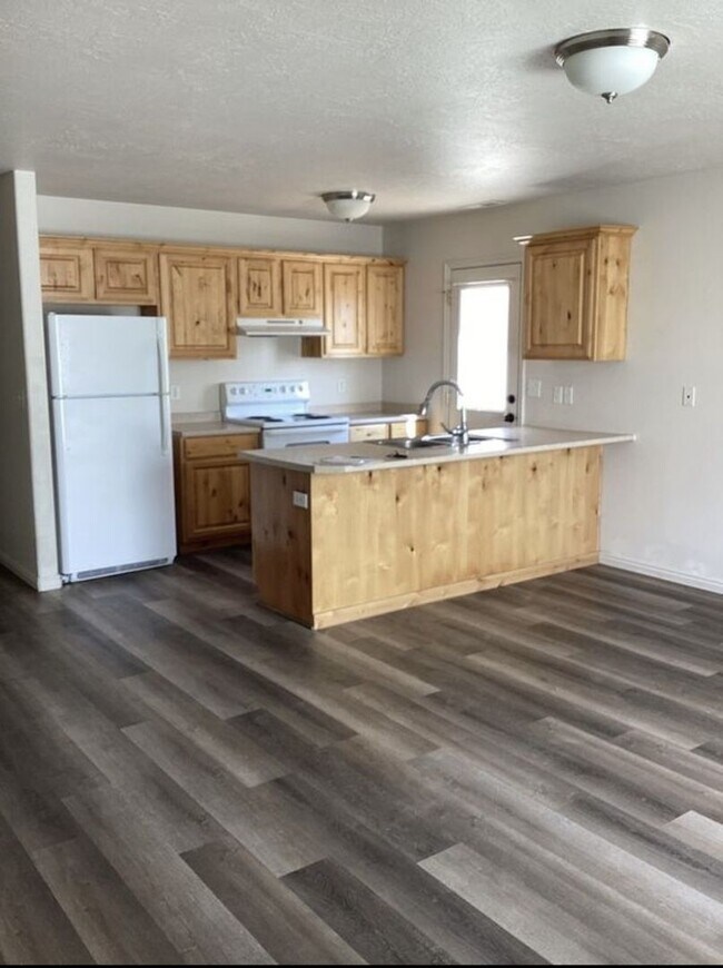 Foto del edificio - $500 Signing Credit / Private Back Yard & Garage