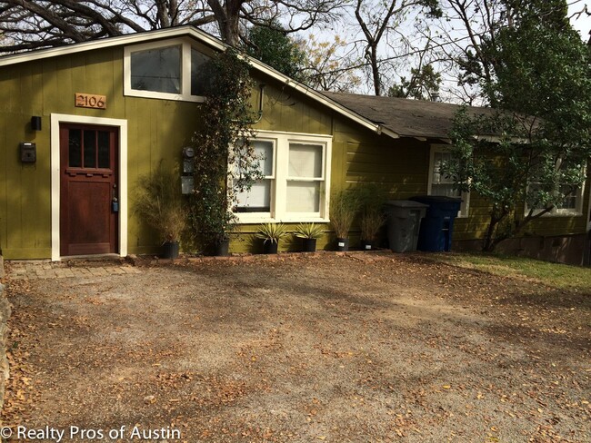 Foto del edificio - Charming House in Deep Eddy Neighborhood