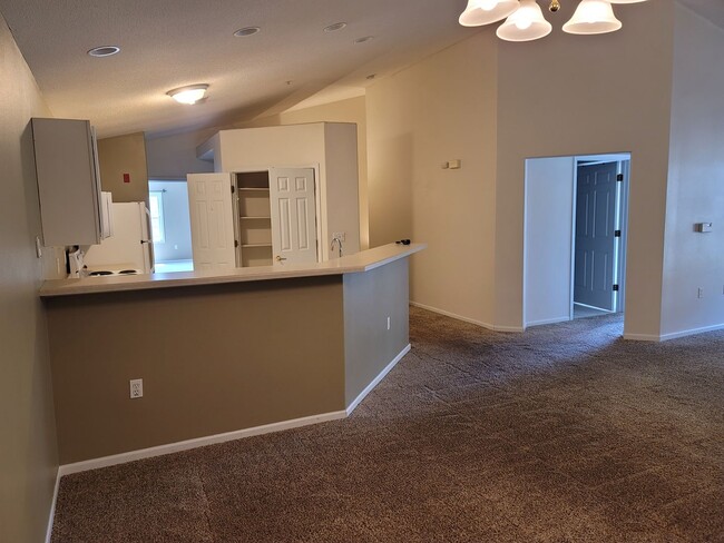 Building Photo - 2 BED, 2 BATH + DEN W/ 2 CAR GARAGE - UPPE...