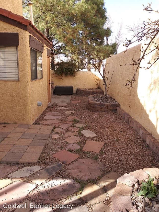 Foto del edificio - 2 br, 1 bath House - 10287 Las Casitas Ct NE