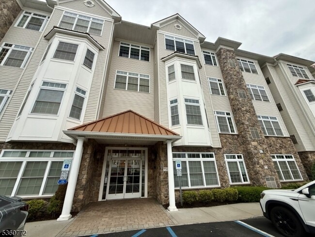 Building Photo - 102 E Elizabeth Ave