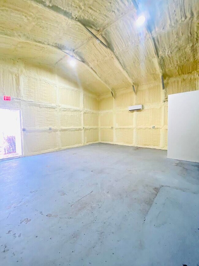 Building Photo - 704 E Loop 374