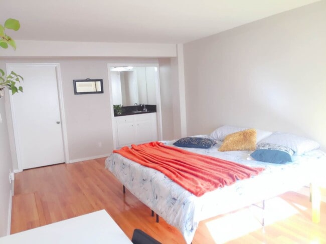 Building Photo - 1424 Amherst Ave