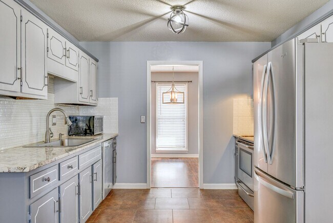 Building Photo - 3 Bedroom Dog Friendly Home For Rent Near St. B Area!