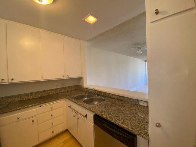 Building Photo - 300 S Gramercy Pl