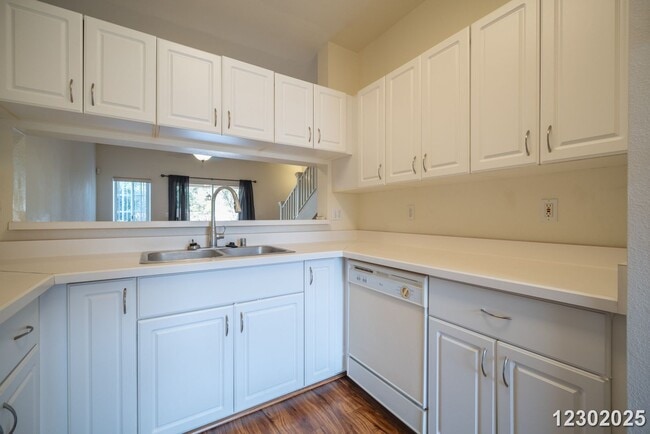 Foto del edificio - 2 Bd, 2.5 Ba, 2Pkg Pet Friendly  Village on the Green $2700