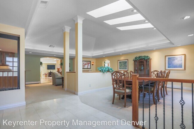 Foto del edificio - 5 br, 4.5 bath House - 5460 S Locust St