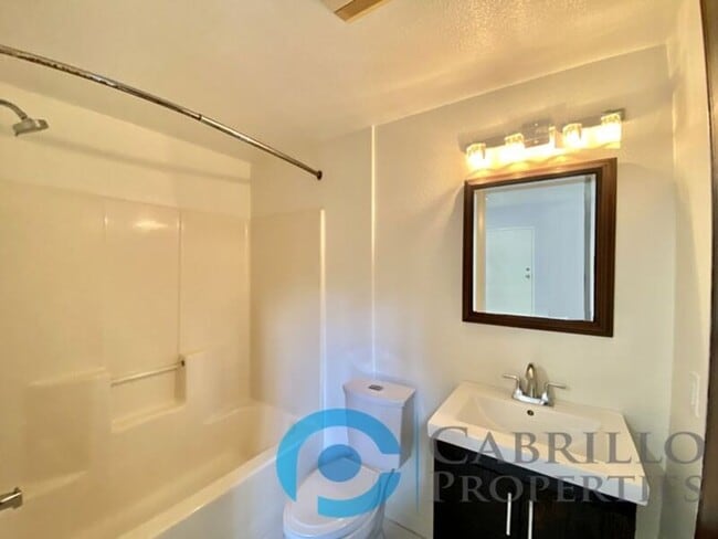Building Photo - 908 G St