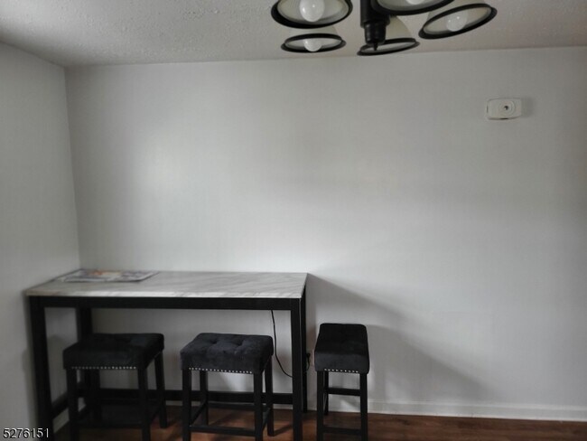 Building Photo - 760 Old Rd