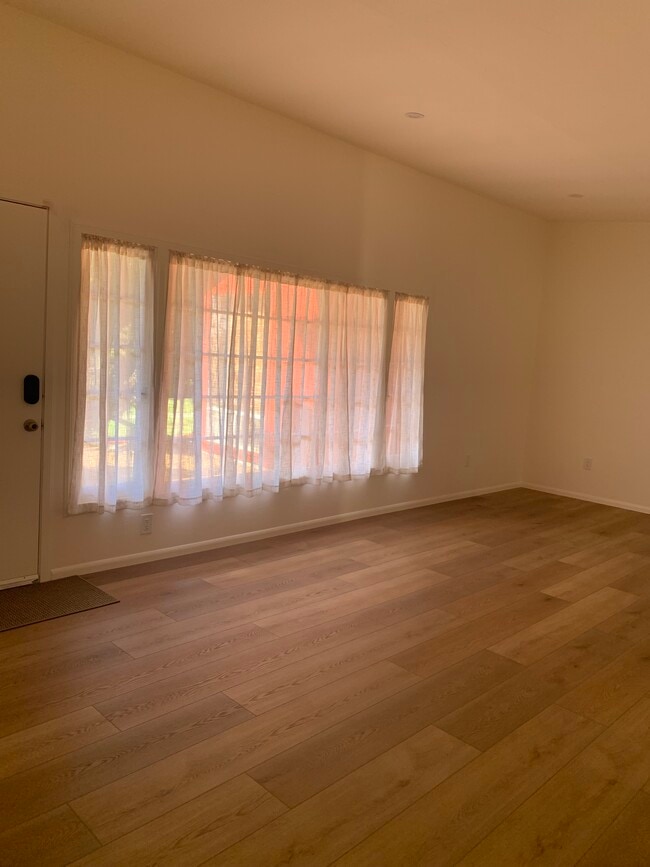 Living space - 167 Norfolk Dr
