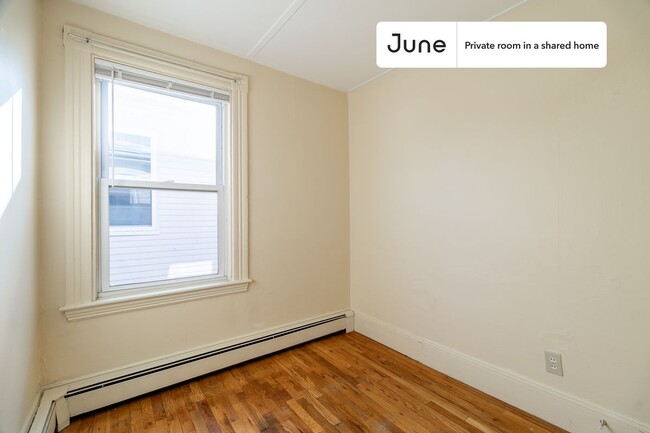 Foto del edificio - Private bedroom in 4 bed/1 bath Home