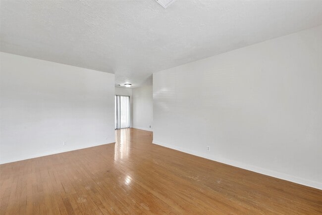 Building Photo - 10402 Hollyglen Dr