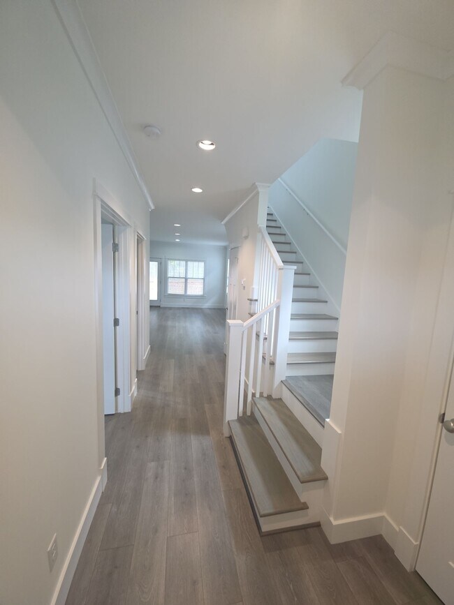 Building Photo - 409 Juniper Dr