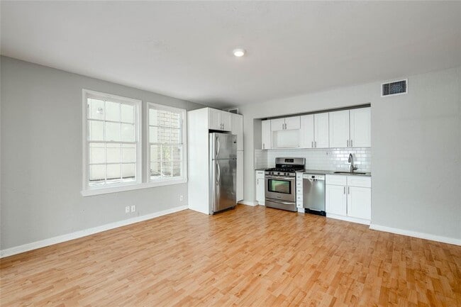 Building Photo - 807 W 12th St