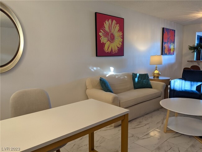 Foto del edificio - 356 E Desert Inn Rd
