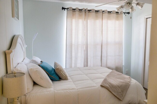 Building Photo - 2026 Catline Cir