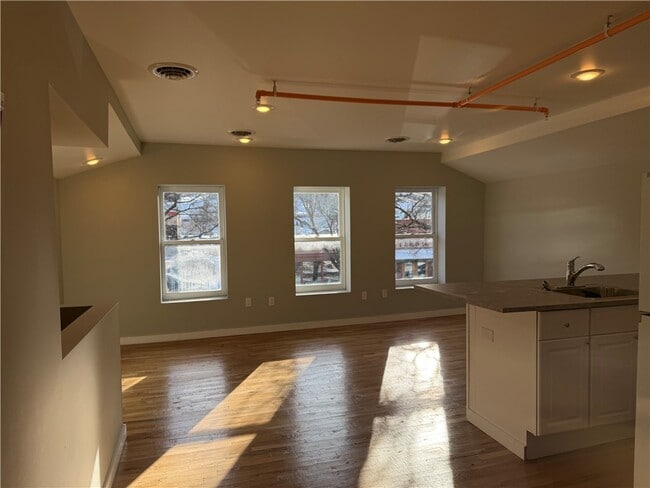 Building Photo - 125 W Market St