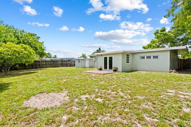 Building Photo - 5801 NW 18th Ct