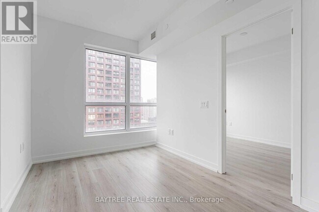 Photo du bâtiment - 395 Bloor St E