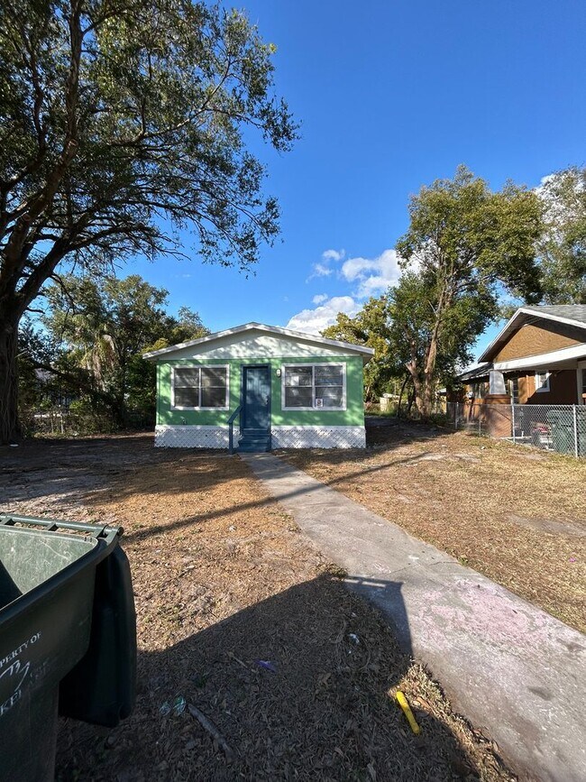 Building Photo - Three bedroom two bathroom - Lakeland