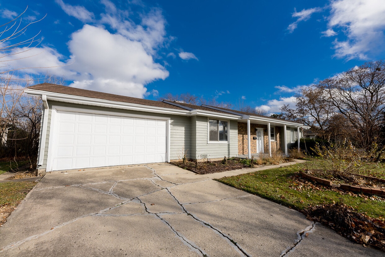 551 Arrowhead Trail, Carol Stream, IL 60188 House Rental in Carol