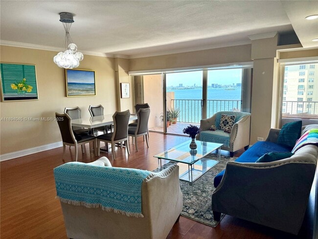 Building Photo - 1800 NE 114th St