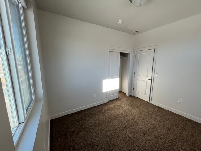 Foto del edificio - 418 Willow Leaf Rd