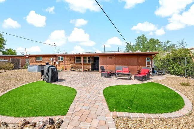 Foto del edificio - Spacious 4-Bedroom Home Near UA & Banner Health!