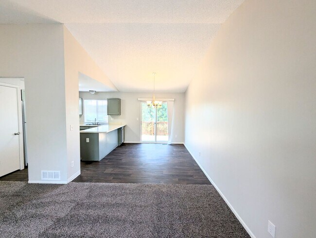 Building Photo - Beautiful 3 bed 2 bath home - Ready Now!
