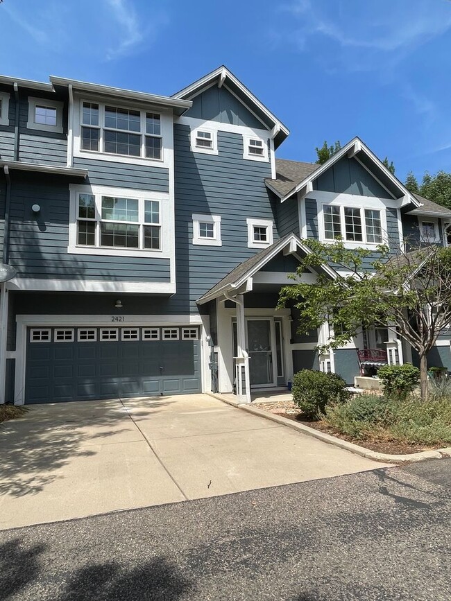 Building Photo - 2 bed 2.5 bath available 9/17!