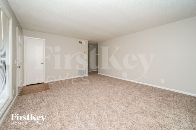 Foto del edificio - 5538 Lofty Pines Cir S