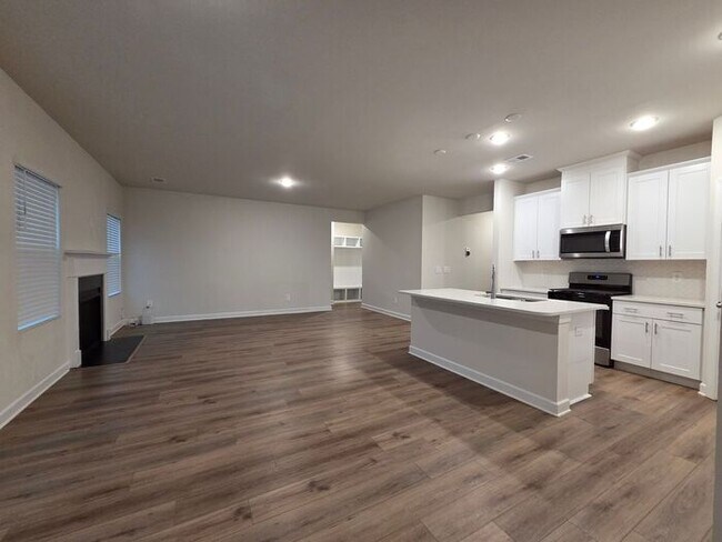 Building Photo - Beautiful and spacious! Ready for move in!