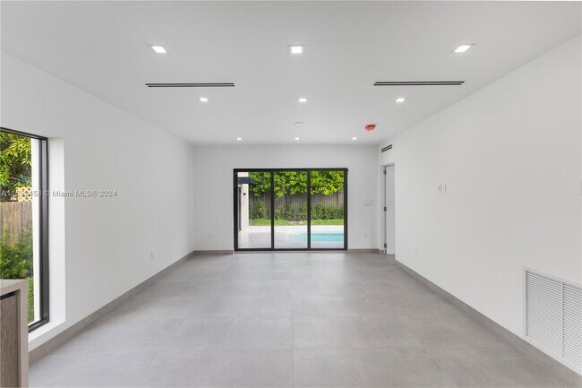 Foto del edificio - 2453 SW 23rd St