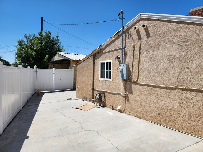 Building Photo - Must See! 2 bedroom, 1 bath home.