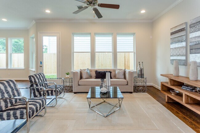 Foto del edificio - 5010 Ella Blvd