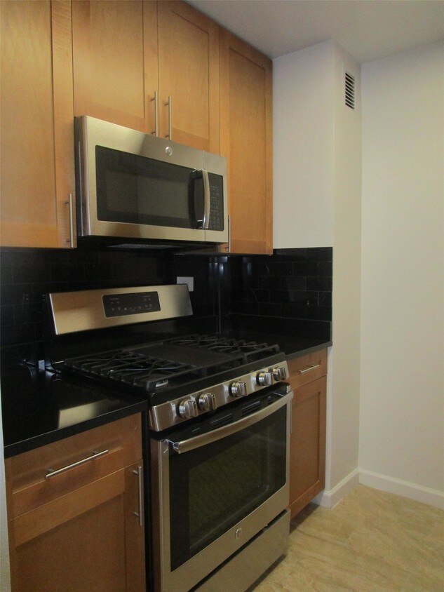 Primary Photo - 250 E 63rd St