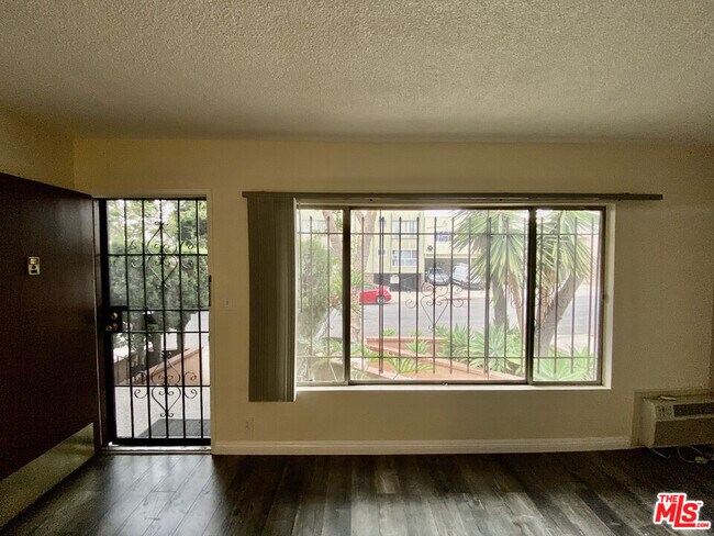 Foto del edificio - 1018 N Hayworth Ave