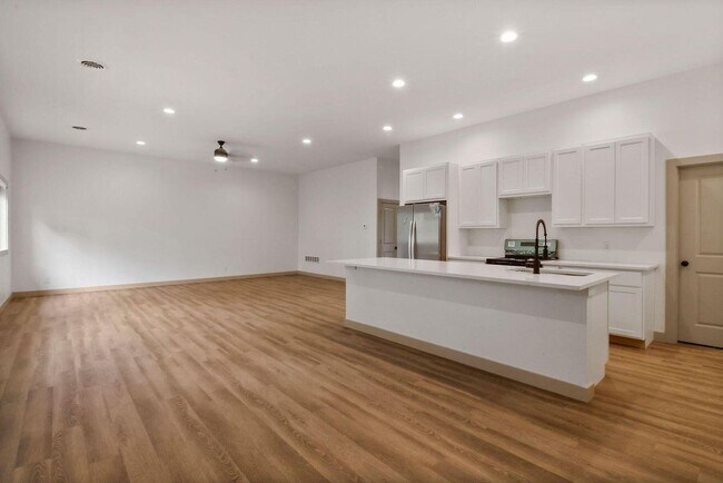 Foto del edificio - 410 Pine Lake Ave