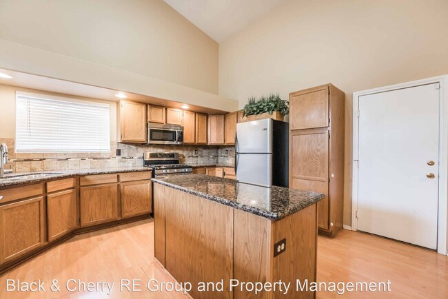 Building Photo - 5 br, 3 bath House - 1187 Winnipeg Court