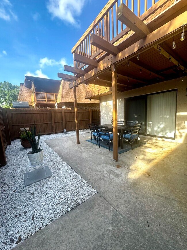 Foto del edificio - Spacious & Beautifully Updated Townhome in a Prime Location!