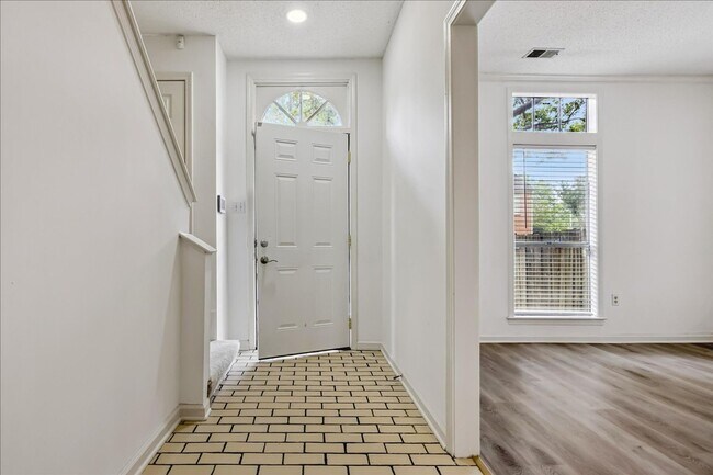 Foto del edificio - 1694 Belvedere Ct