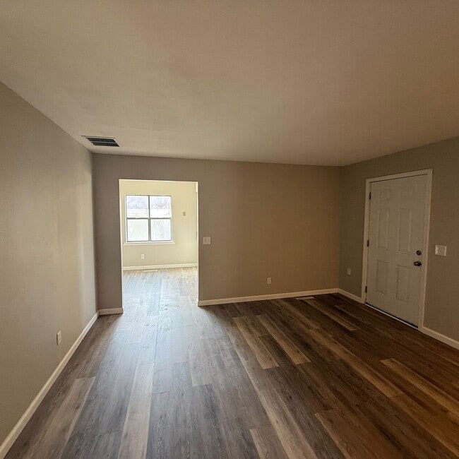 Building Photo - 3 Bedroom 2 bath remodeled Home