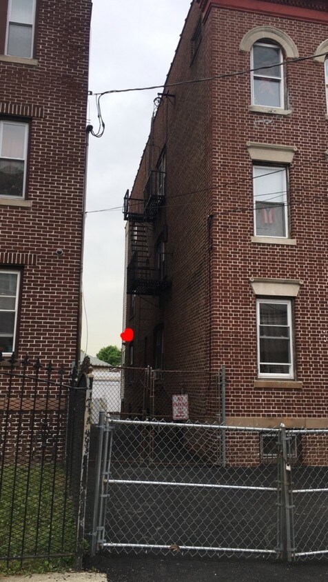 Lado - 115 Grafton Ave