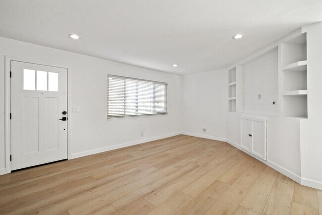 Building Photo - Quintessential Updated 3 Bed 2 Bath Upgrad...