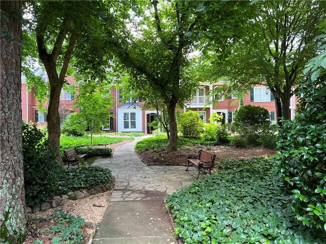 Foto del edificio - 1196 Brookhaven Glen NE