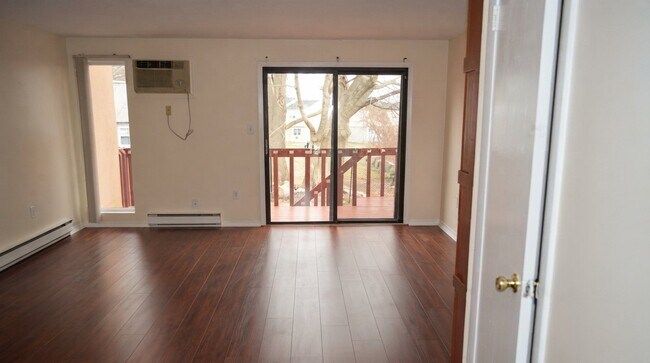 Foto del edificio - 552 Shennecossett Rd