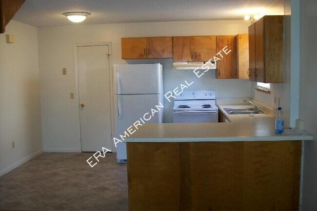 Building Photo - Townhome with fenced yard