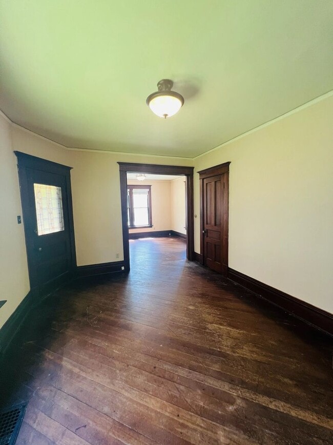 Building Photo - 710 E Davenport St