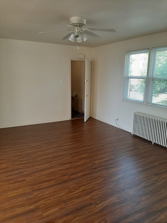Livingrrom - 633 Southcrest Dr